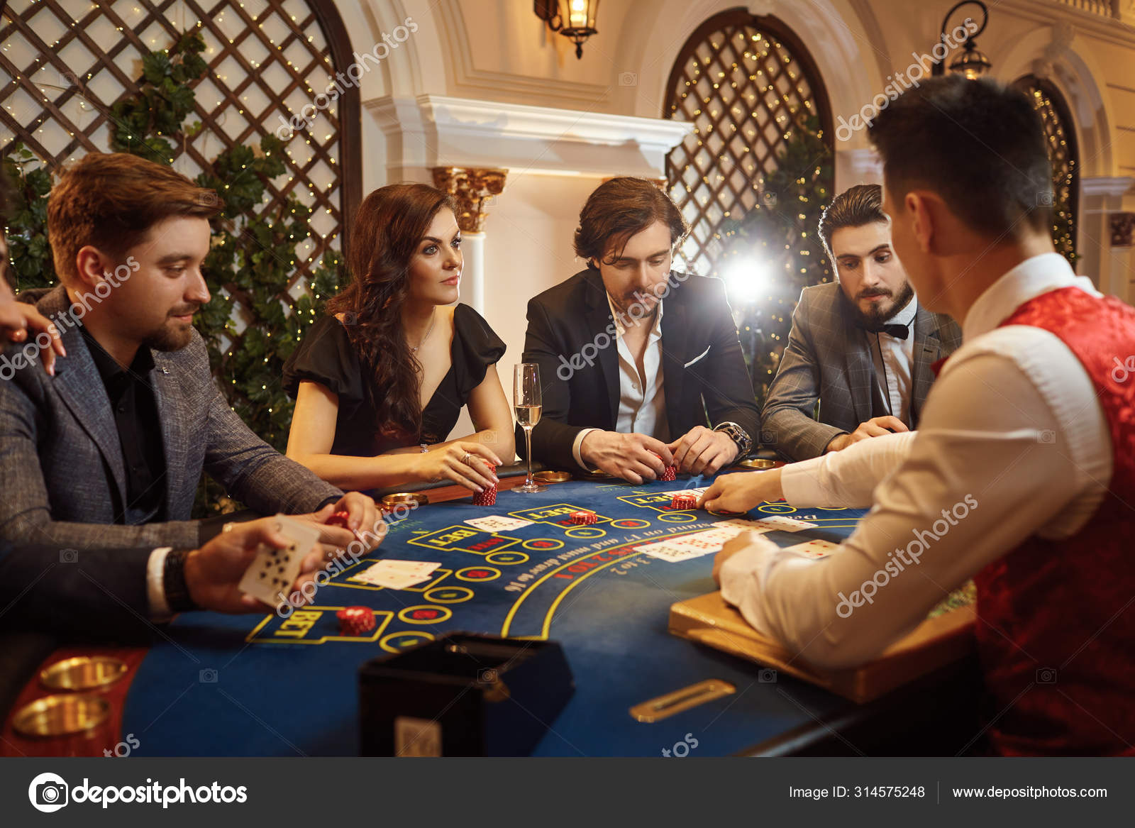 Um grupo de pessoas jogando roleta de poker em um cassino fotos